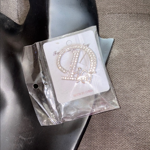 Silver Rhinestone Brooch - Picture 1 of 3